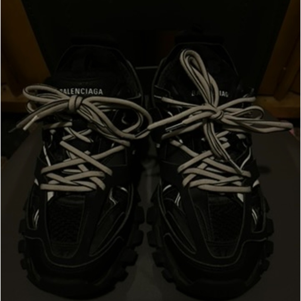 im selling balencigas